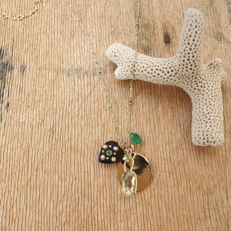 5 Octobre aukso kaklo papuošalas su smaragdu, upiniais perlais ir žaliu ametistu